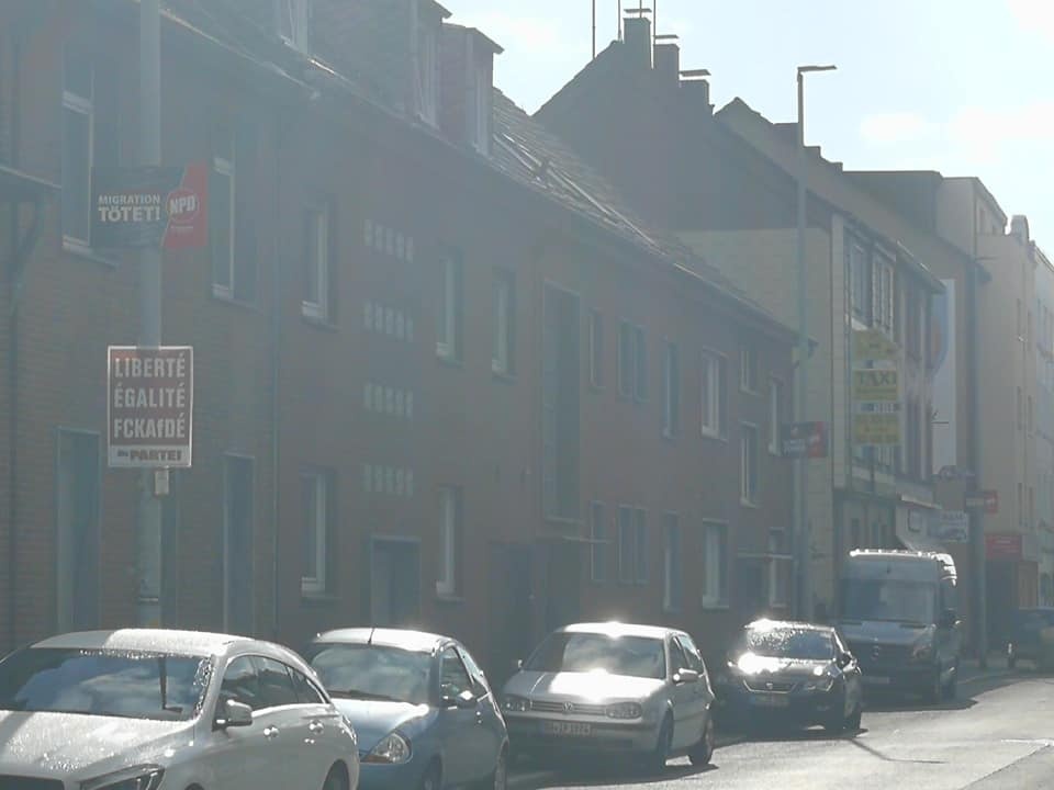 "Hier könnte ein Nazi hängen" war leider nicht verfügbar. NPD-Werbung über einem Plakat der PARTEI.