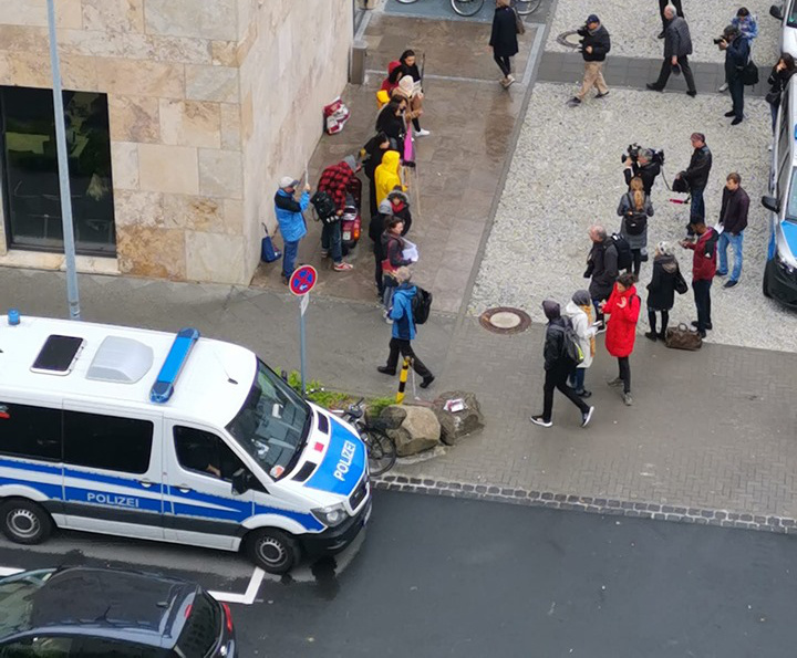 Protest einer großen Volksmasse gegen die Kopftuch-Konferenz Susanne Schröters