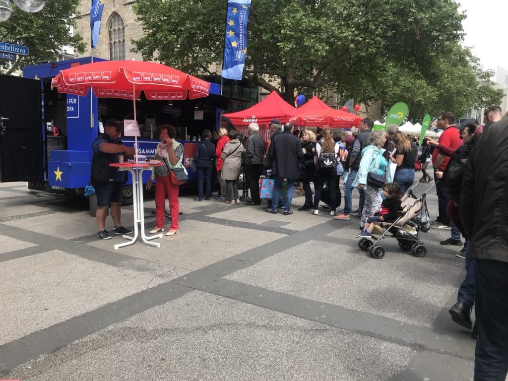 Eine ganz Spezielle Stimmung herrscht bei den Sozen am Infostand. Fast wie auf einer Beerdigung. Es läuft gut bei der SPD in Dortmund; Foto: Peter Ansmann