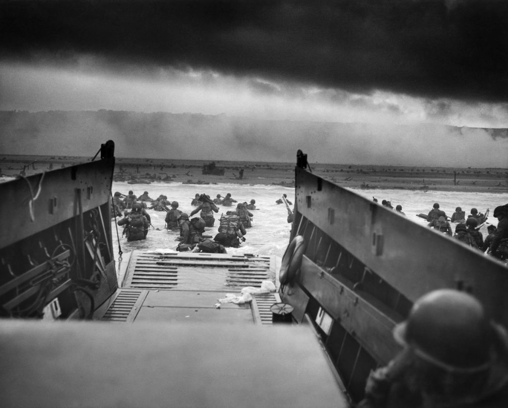 Die 16. and 1. Infanterie-Division der US-Army landet am Omaha Beach; Foto: Robert F. Sargent