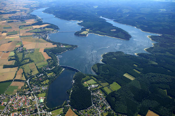Der Möhnesee mit seiner Talsperre (Foto: Ruhrverband)