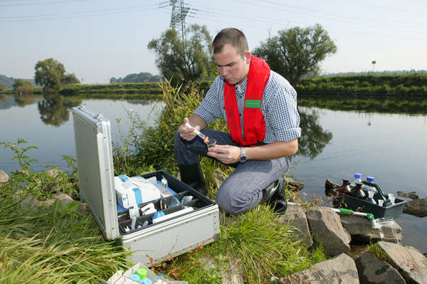 Wie gut ist unser Wasser? Probeentnahme an der Ruhr (Foto: Ruhrverband)