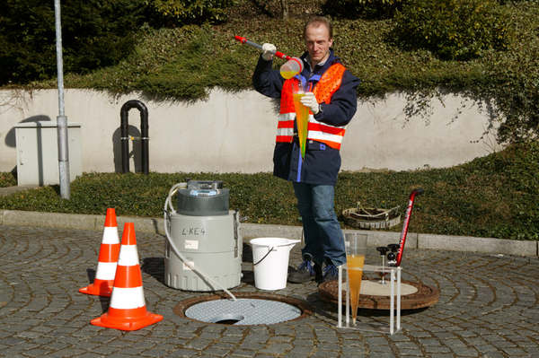 Was schwimmt alles in unseremAbwasser? Probeentnahme aus der Kanalisation (Foto: Ruhrverband)