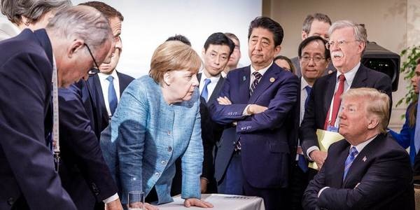 Mal richtig die Meinung geigen: Angela Merkel und Donald Trump nebst anderer auf dem G7-Gipfel 2017 in Sizilien