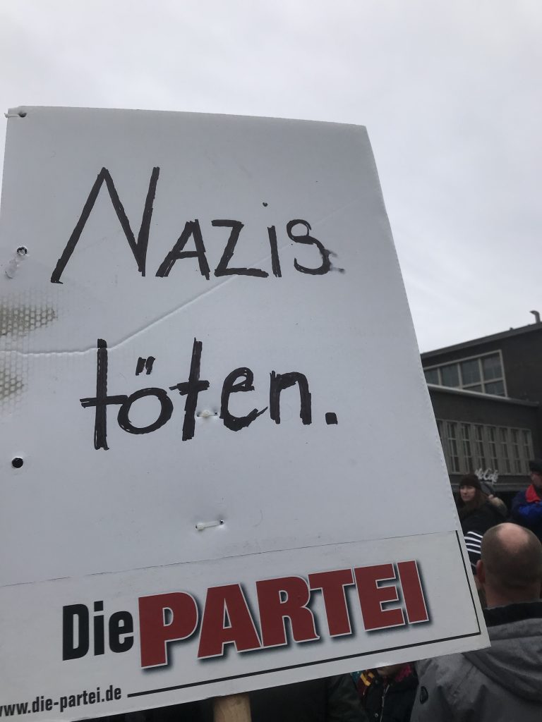 Aktiv gegen Nazis Die PARTEI in Duisburg; Foto: Peter Ansmann