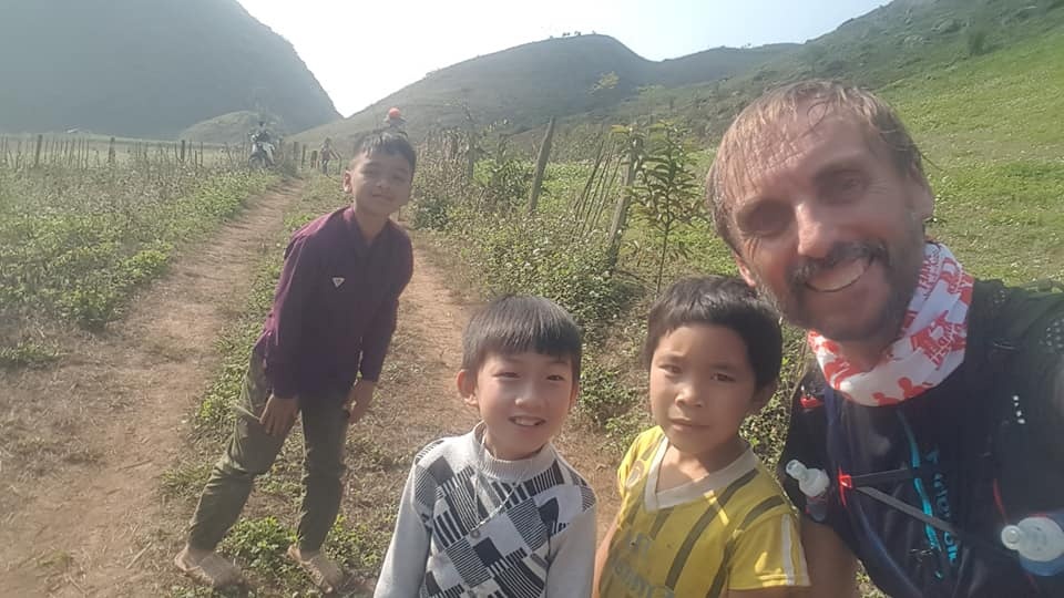 Pater Tobias aus Duisburg-Neumühl beim Trail-Marathon in Vietnam; Foto: Projekt LebensWert