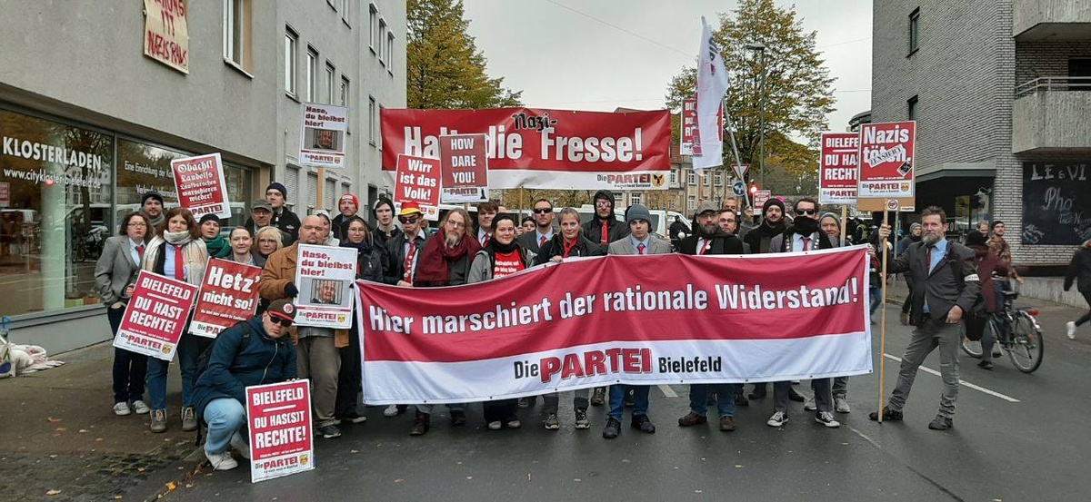 Demonstration gegen Nazi-Aufmarsch in Bielefeld am 08.11.2019; Foto: DiIE PARTEI Bielefeld