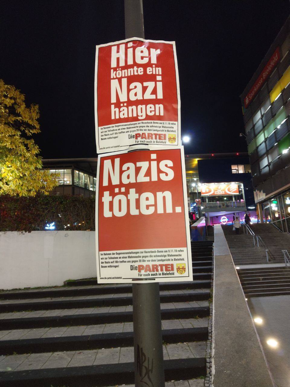 Die beanstandeten Plakate; Foto: DIE PARTEI Bielefeld