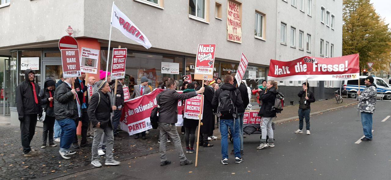 Zensiert: "Nazis töten"-Plakat auf der Kundgebung am 9. November 2020; Foto: DIE PARTEI Bielefeld