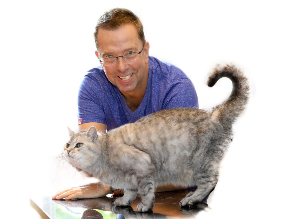 Dr. Mario Ludwig und Kater Spikey (2019 im Alter von 19 Jahren verstorben); Foto: Jodo