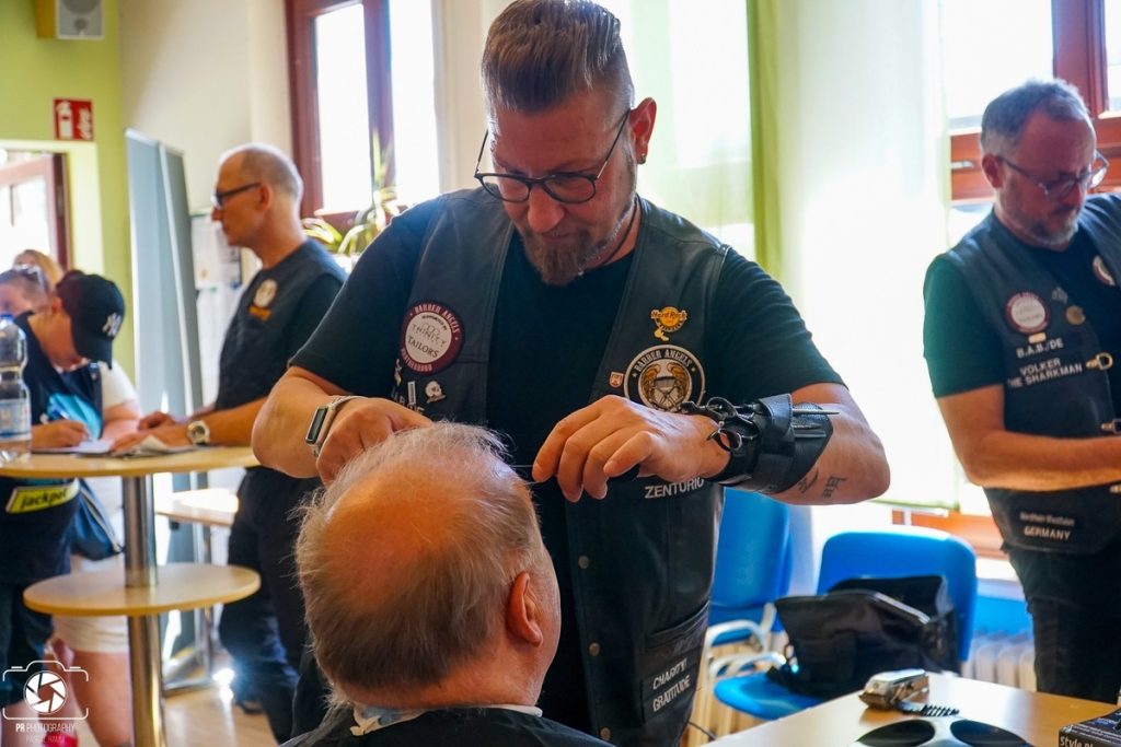 Der Countdown läuft: Bald sind wieder legale Friseurbesuche möglich; Foto: Pascal Ramm