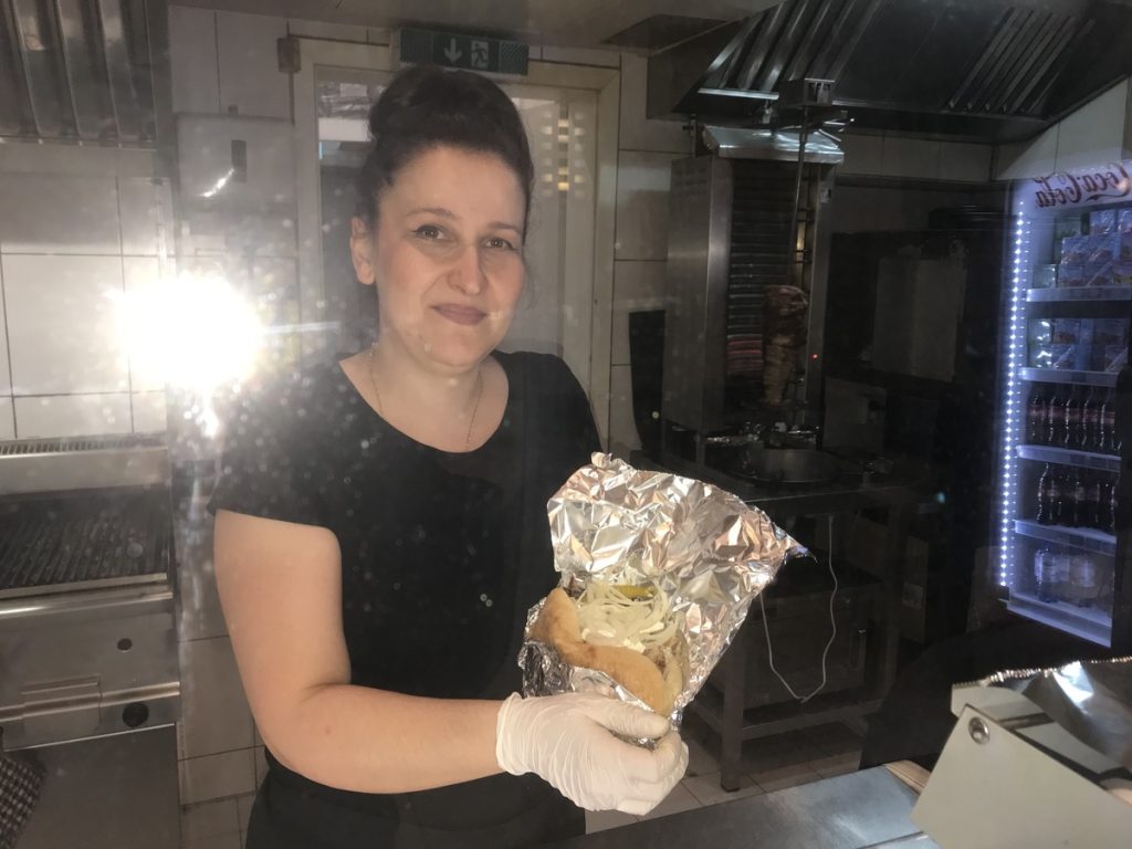 Evi bereitet eine Gyros-Pita; Foto: Peter Ansmann