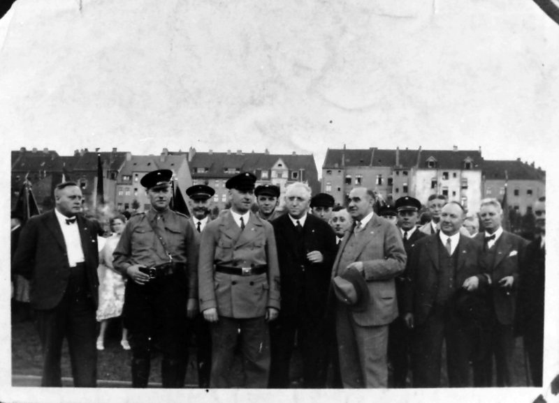 Kundgebung der SPD am 30. Juni 1932 im Stadion Hamborn: Vorrne, 2. von rechts: Michael Rodenstock. Foto: Archiv Adolf Graber