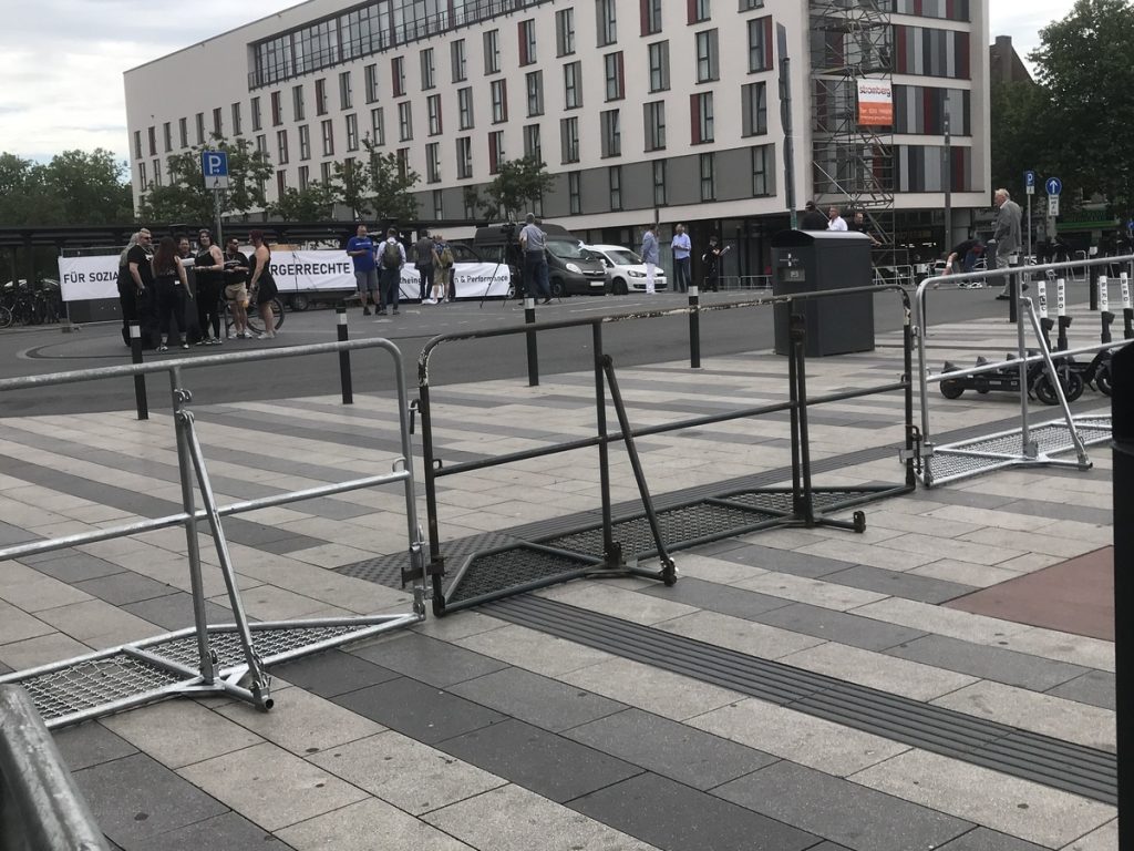 Wie Sie sehen, sehen Sie nichts: Die Querfrontdemo am HBF in Duisburg; Foto: Peter Ansmann