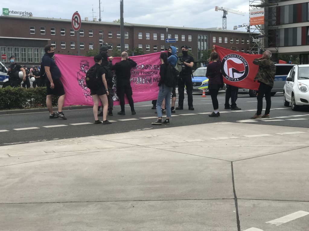 Zum Glück vor Ort: Die Antifa in Duisburg! Foto: Peter Ansmann