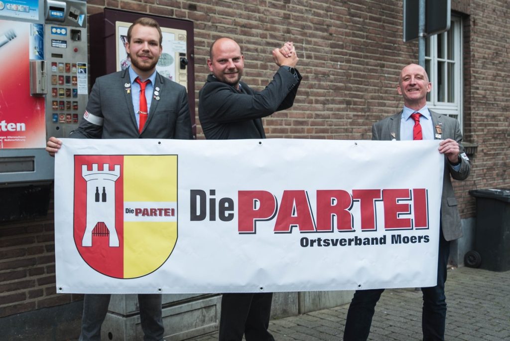 Philipp Klein, Hanno Meier Carsten Born (DIE PARTEI Moers): Klare Haltung für das SV-Projekt der Geschwister-Scholl-Schule in Moers; Foto: Daniel Zielinski