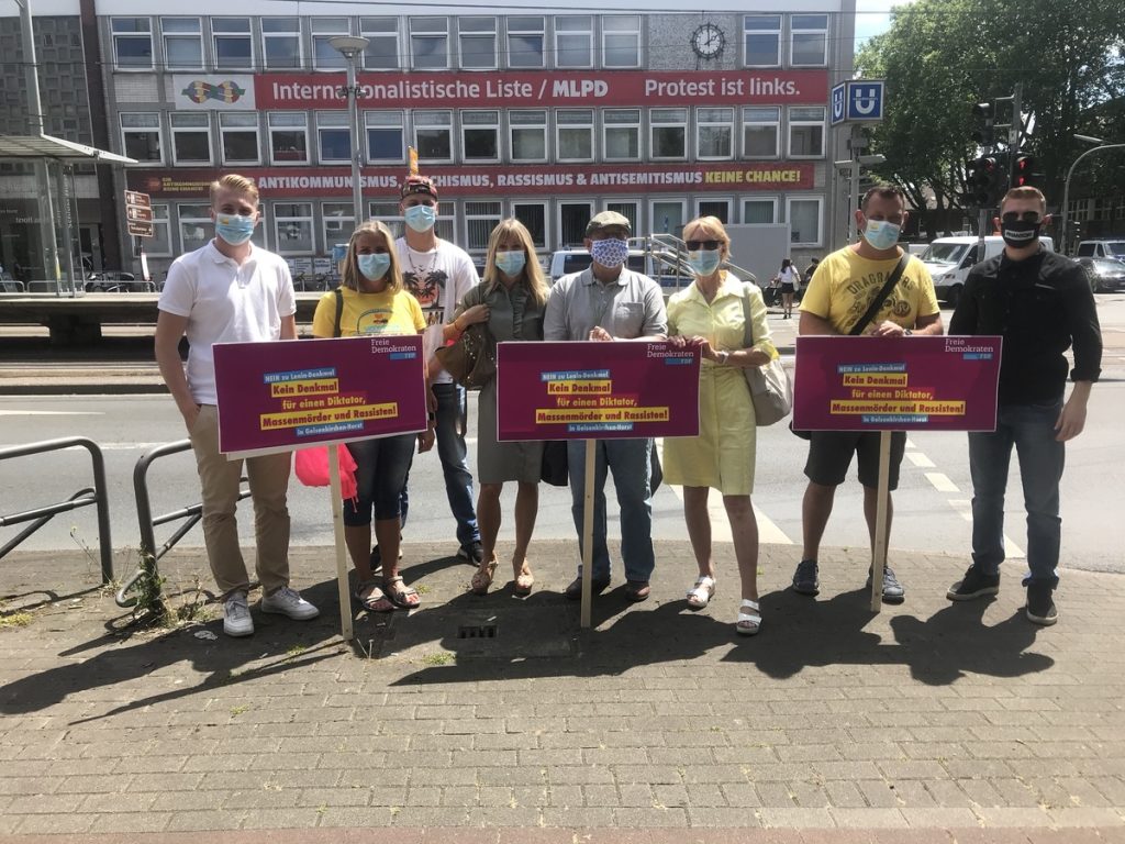 Liberaler Protest gegen die Aufstellung der Leninstatue; Foto: Peter Ansmann