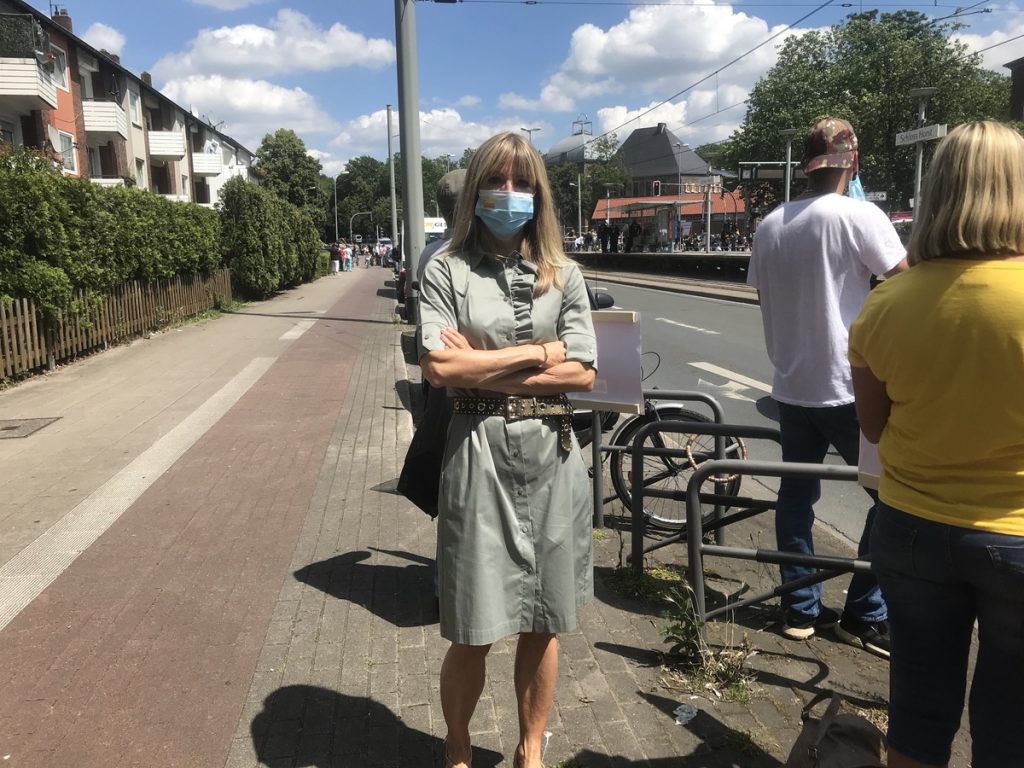 Susanne Cichos zeigte im Juni Flagge gegen die Verschandelung von Gelsenkirchen; Foto: Peter Ansmann