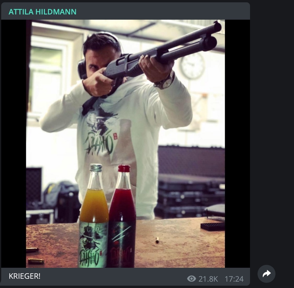 Product-Placement plus Waffe: Attila in einer typischen Pose; Screenshot Telegram