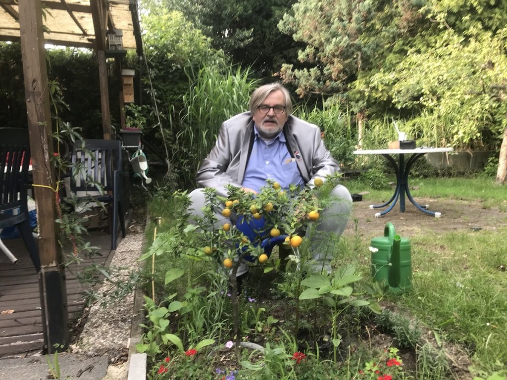 Nein zum Klimawandel! Ja zum Klimawandel! Matthias Eidens pflanzt auf seiner Datscha auch Südfrüchte an. Autonomie ist dem Politprofi wichtig; Foto: Peter Ansmann