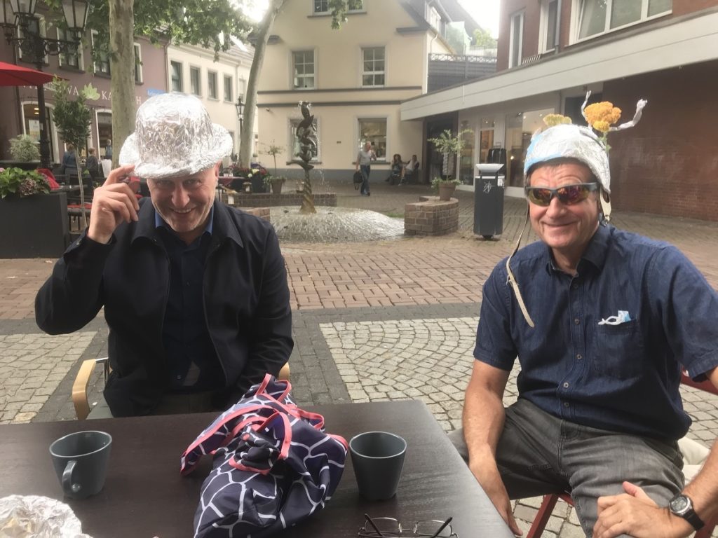 Ibrahim Yetim und Rolf Grüter: Alles safe! Dank Aluhüten; Foto: Peter Ansmann