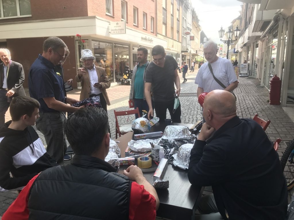 Kaiserwetter in Moers: Gute Laune beim Basteln; Foto: Peter Ansmann