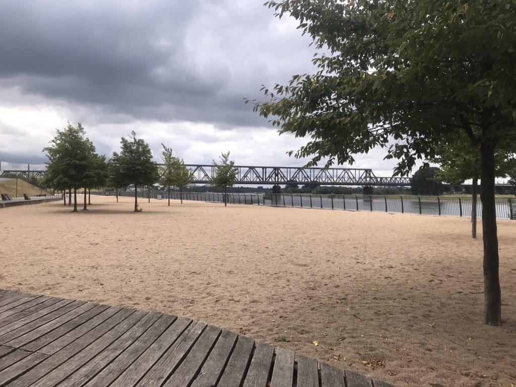 Der Sandstrand sorgt für die richtige Urlaubsatmosphäre; Foto: Peter Ansmann