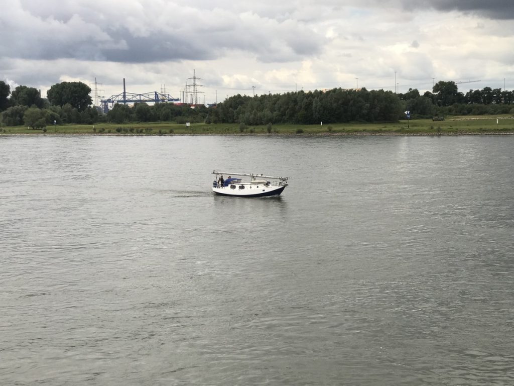 Auch auf dem Wasser ist immer was zu sehen: Der Rhein; Foto: Peter Ansmann