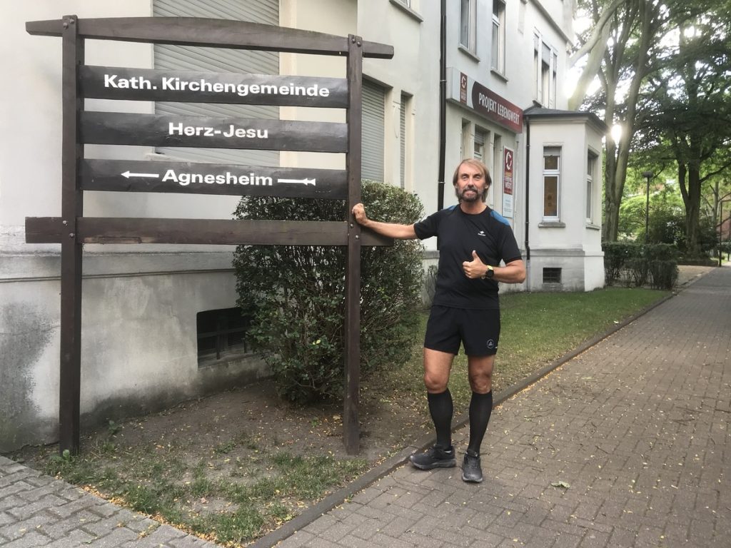 Pater Tobias: Nach dem Pressetermin wurde trainiert; Foto: Peter Ansmann