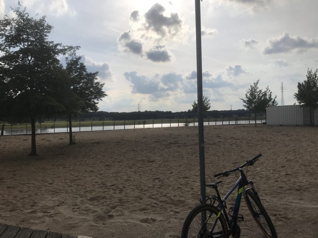 Der Rheinpark in Duisburg: Urlaubsfeeling am Sandstrand; Foto: Peter Ansmann
