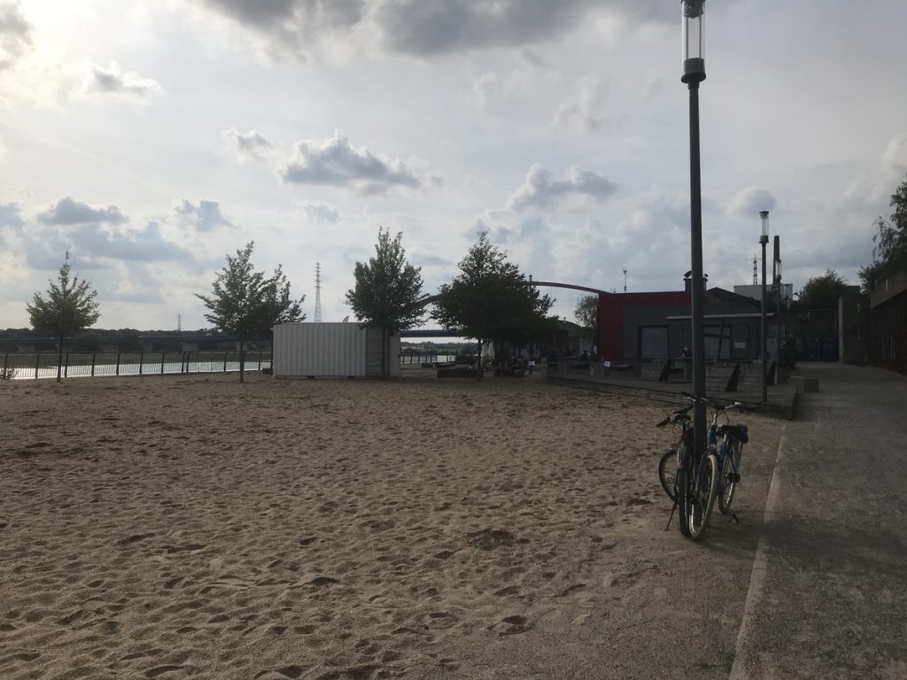 Der Rheinpark in Duisburg: Urlaubsfeeling am Sandstrand; Foto: Peter Ansmann