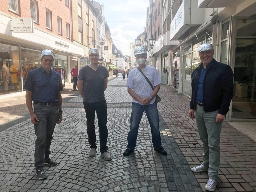 Aluhut-Alarm in der Fußgängerzone von Moers; Foto: Peter Ansmann