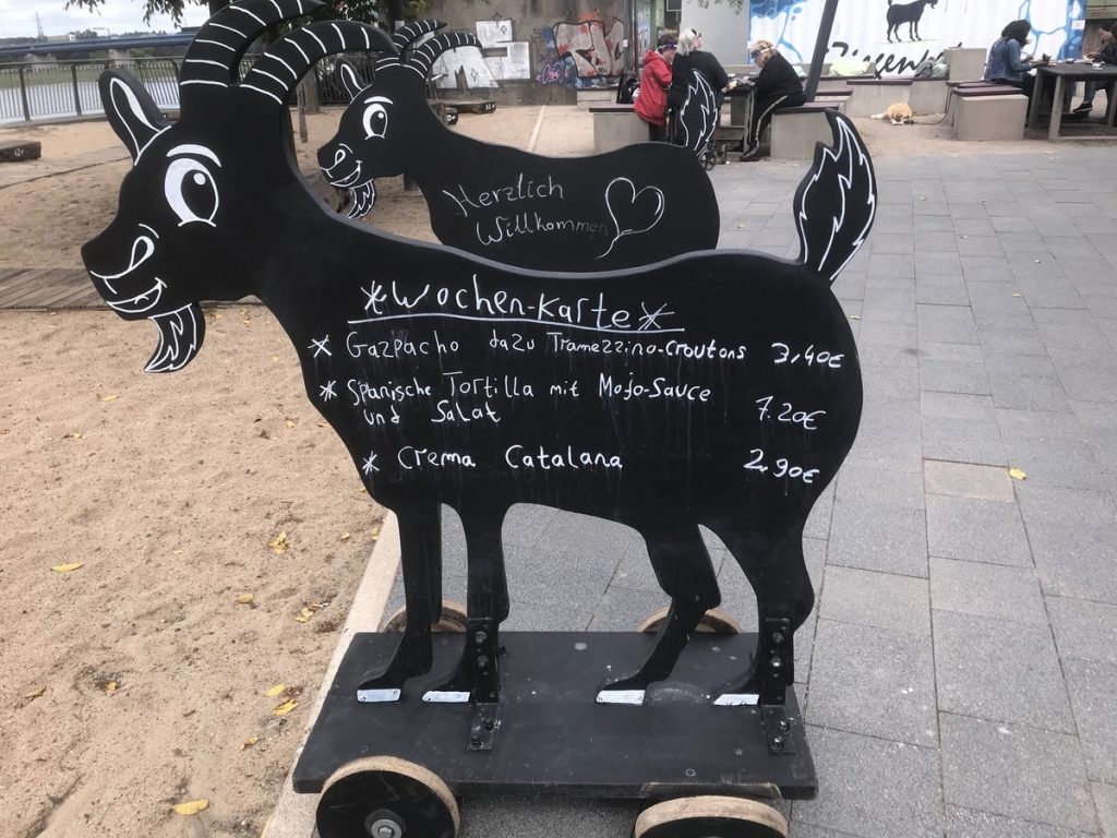 Gastronomie läuft in Duisburg: Auch am Rheinpark; Foto: Peter Ansmann