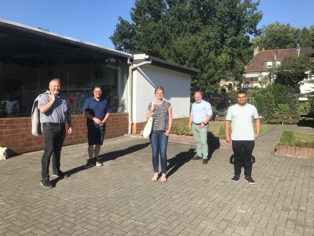 Lokaltermin im Kleingartenverein: Ratsherr Torsten Steinke (SPD), Stephan Mischnick (KGV "Im Fuchspfad"), Sarah Phillip (MdL NRW, SPD), Ünsal Başer, Marcel Keilwerth (Beide SPD); Foto: Peter Ansmann