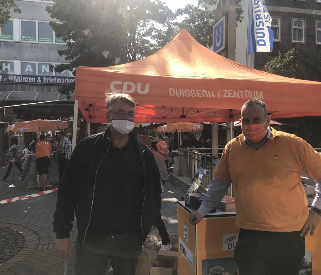 Am Stand der CDU: Peter Ibe und Ralf Jörg Brotzki; Foto: Peter Ansmann