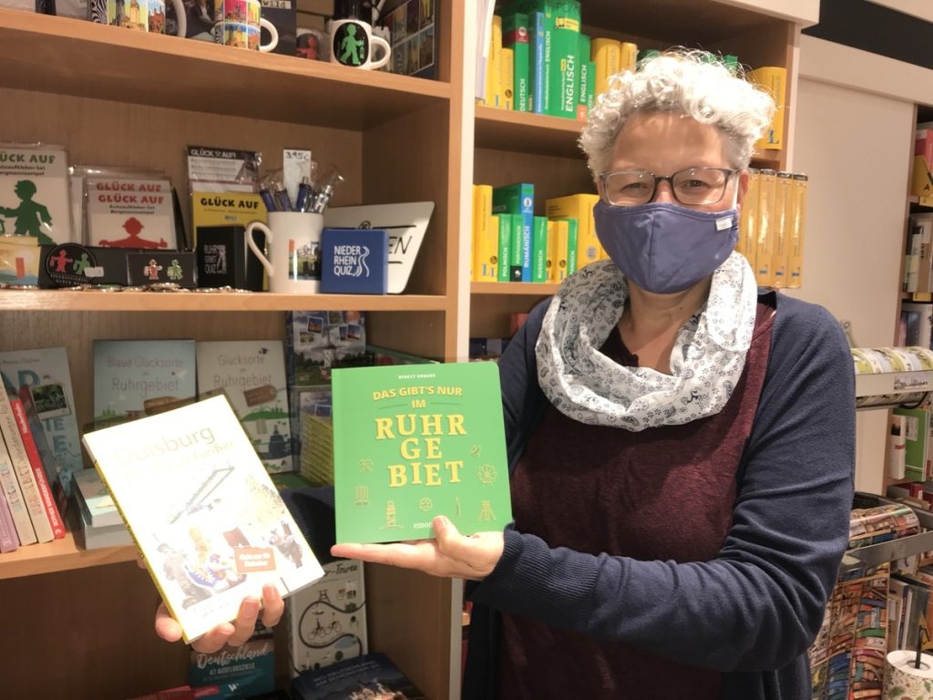 Elisabeth Evertz in der Ruhrgebiets-Ecke der Buchhandlung; Foto: Peter Ansmann