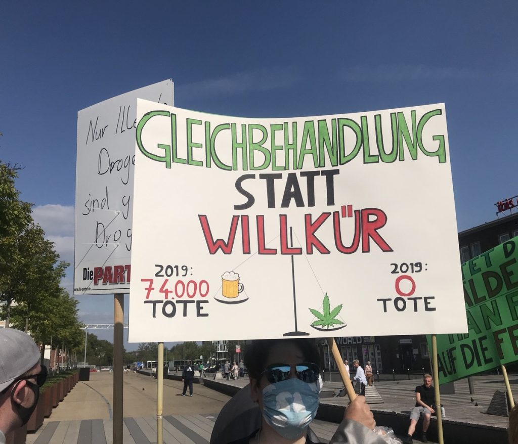 Auch heute in Duisburg: Demo für die Legalisierung von Marihuana; Foto: Peter Ansmann