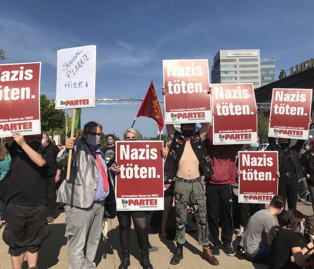 Dominierten gestern die Gegendemo: Die Plakate "Nazis töten." der PARTEI; Foto: Peter Ansmann