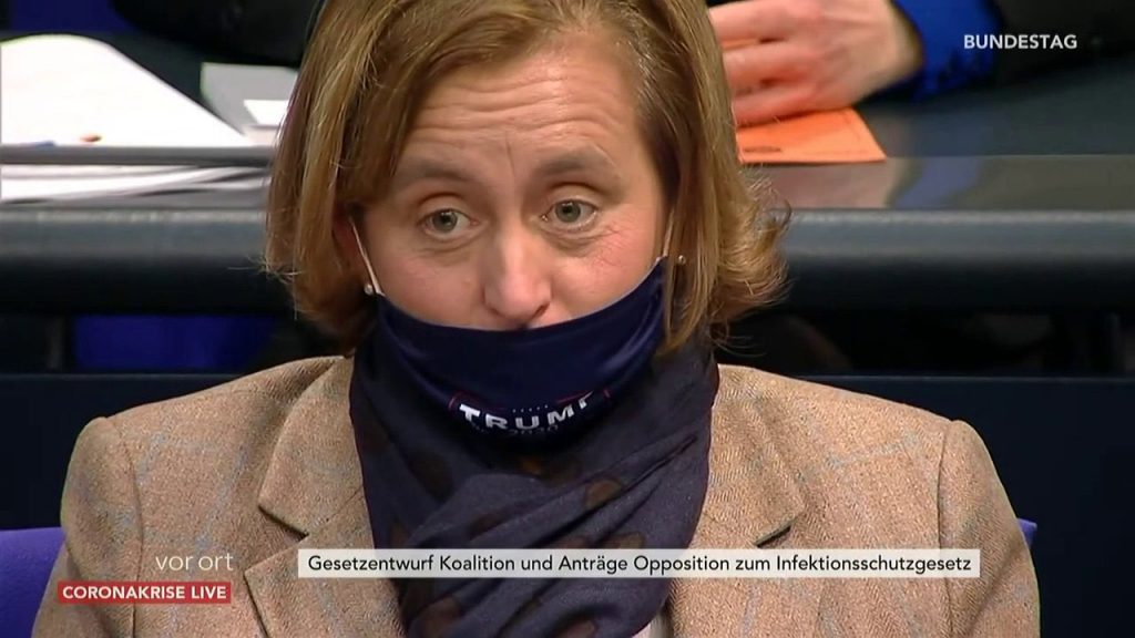 Beatrix von Storch übt noch die korrekte Nutzung des Mund-Nasen-Schutzes; Screenshot Twitter