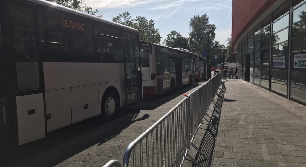 Busse bringen die Impflinge zum Corona Center Duisburg; Foto: Peter Ansmann