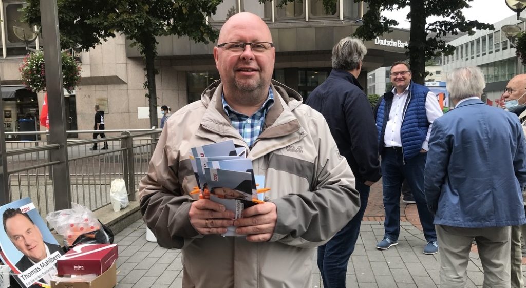 Überraschend gute Stimmung und Optimismus bei der CDU: Die Christdemokraten - hier: Thomas Schmitz vom Ortsverband Wanheimerort - kämpfen hochmotiviert; Foto: Peter Ansmann