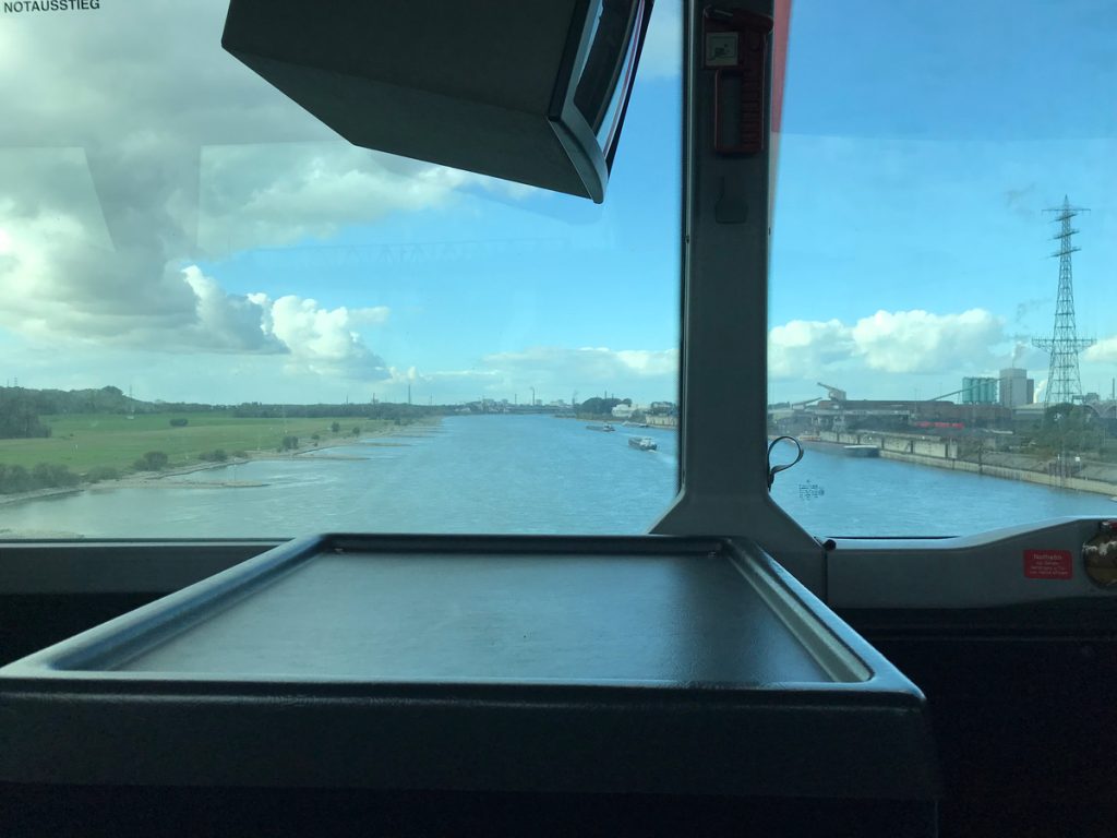 Über die "Brücke der Solidarität" nach Rheinhausen. Mit Blick auf den Rhein und Hochfeld; Foto: Peter Ansmann