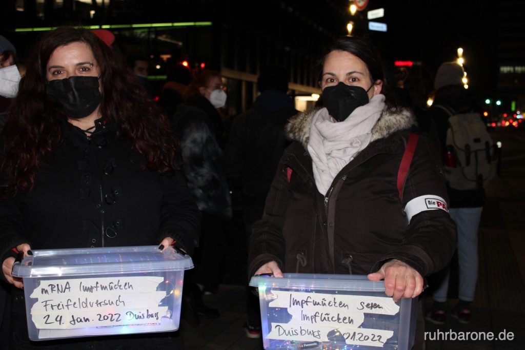 Impfmücken gegen Impflücken: Mahnwache in Duisburg; Foto: Peter Ansmann