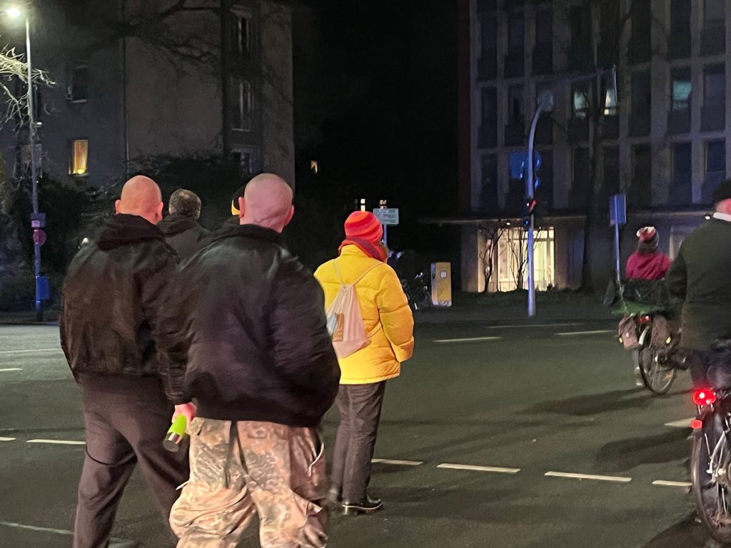 Der "demokratische Widerstand" von "Duisburg steht auf" marschiert; Foto: Peter Ansmann