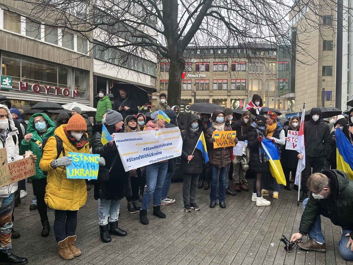 #standwithukraine: Solidaritätskundgebung in Düsseldorf; Foto: Peter Ansmann 