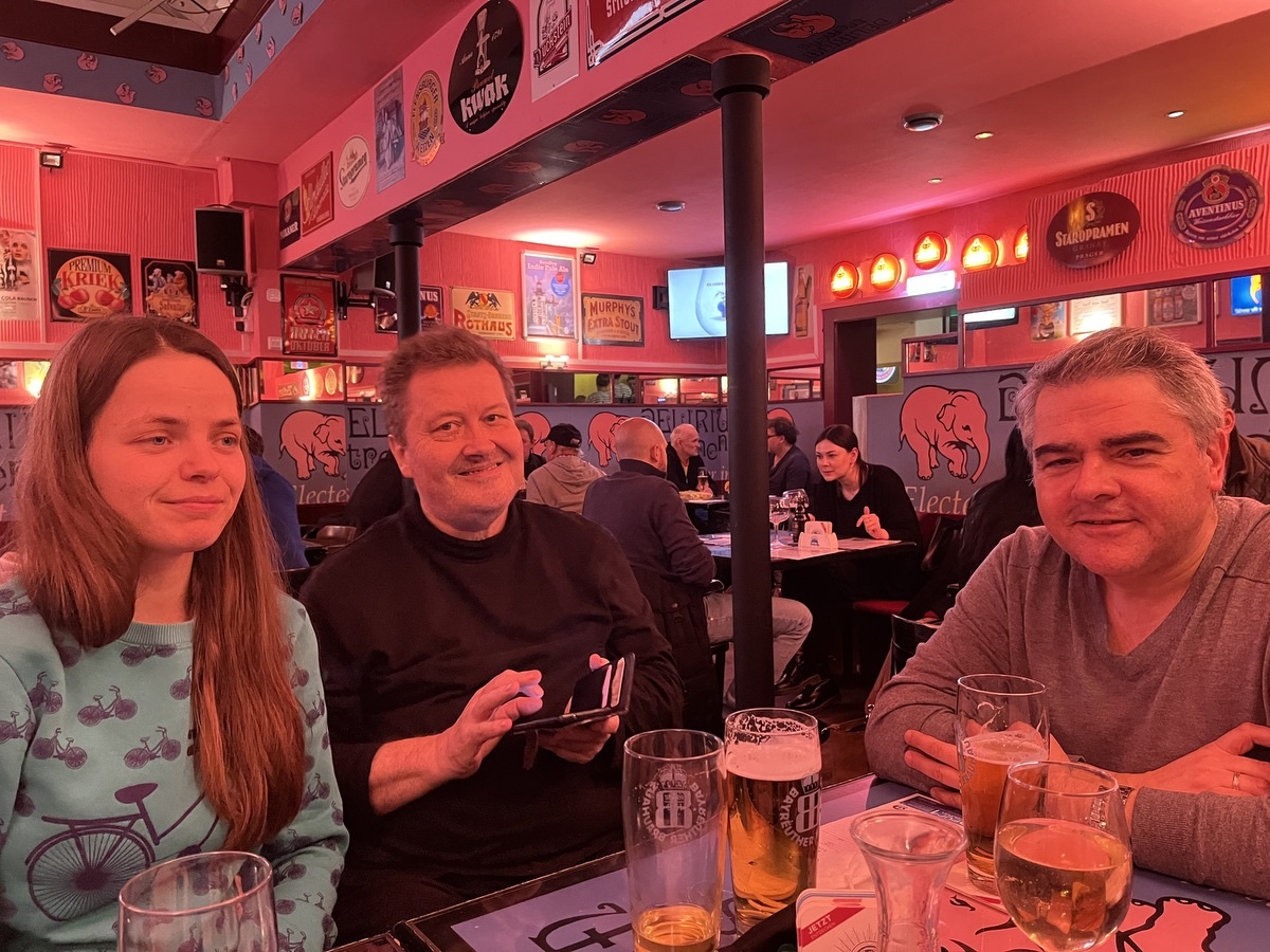 Im Finkenkrug in Duisburg: Anna mit Matthias-André Richter und Jannis Vatalis (Studyon Düsseldorf), die Annas und Viktorias Ankunft in Duisburg vorbereitet hatten; Foto: Peter Ansmann