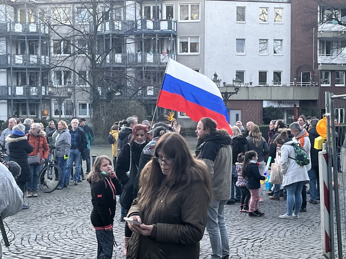 Solidarität mit Russland: Querdenker in Duisburg; Foto: Peter Ansmann