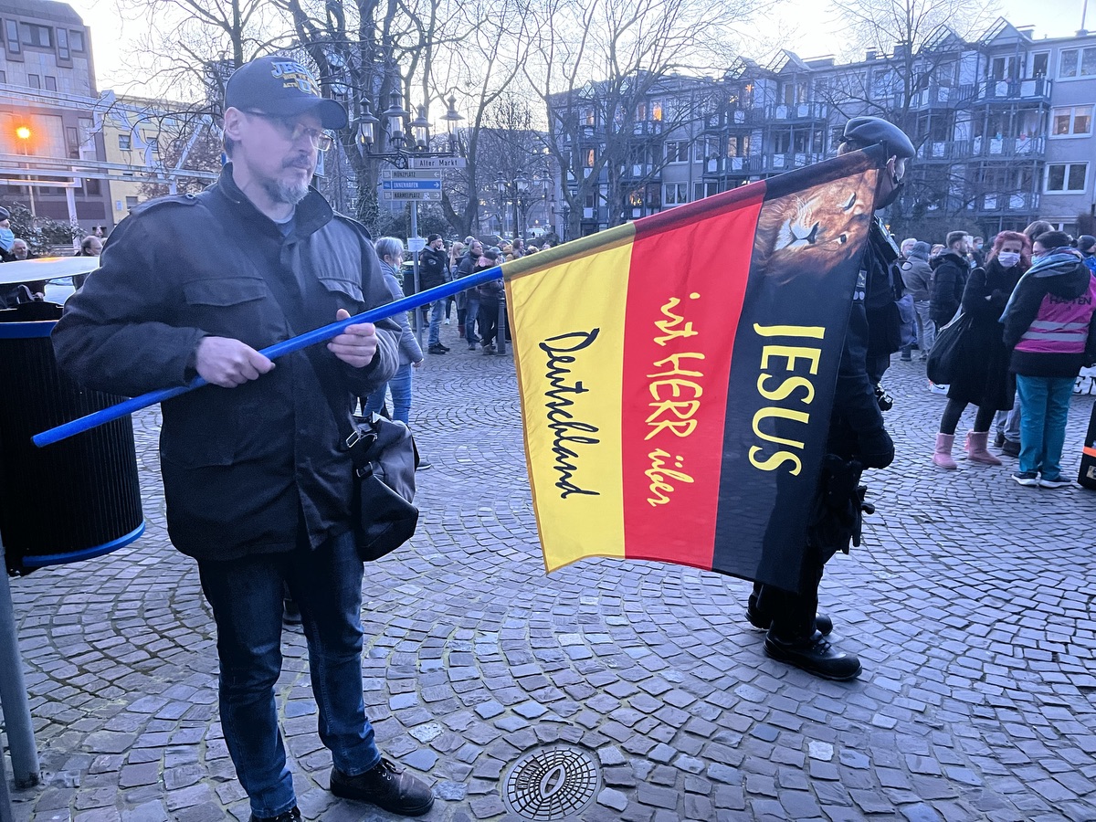 "Duisburg steht auf" lief im Schatten des Ukrainekrieges durch Duisburg; Foto: Peter Ansmann