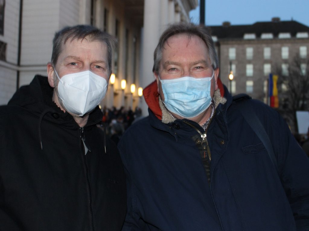 Duisburger protestieren für die Ukraine: Andreas K. und Joachim Schneider; Foto: Peter Ansmann