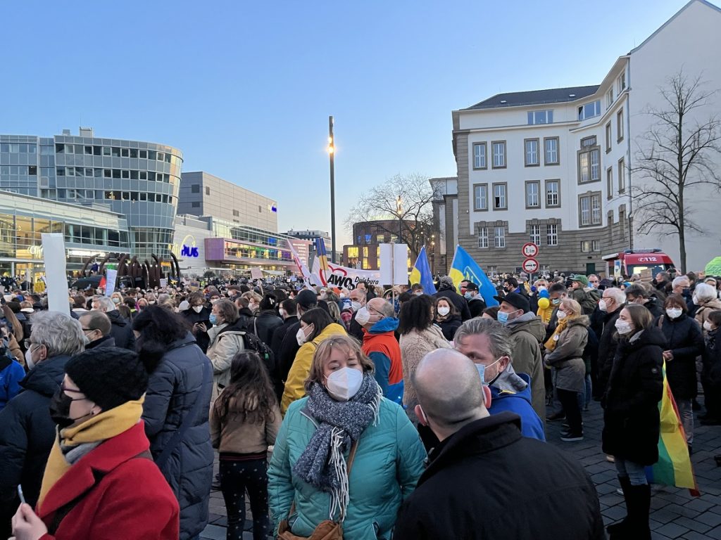 Eindrucksvolle Kundgebung im Zentrum von Duisburg: Gestern Abend zeigt Duisburg sich solidarisch mit der Ukraine; Foto: Peter Ansmann